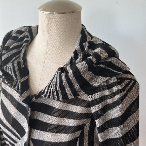 Black & grey whimsical bell sleeve cardigan - Picture 3 of 8